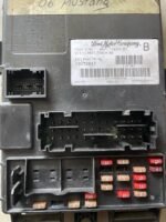 05-06 Ford Mustang Fuse Relay Box Body Control Module BCM 4R3T-14B476-BS
