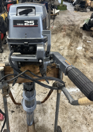 1992 Yamaha 25 two stroke oil inject long shaft electric start tiller Freshwater - Image 3